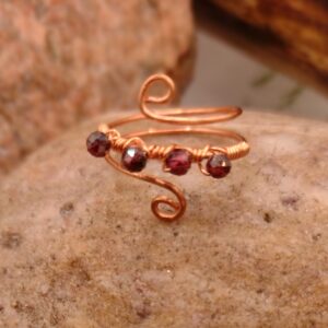 Miedziany pierścionek z naturalnymi koralikami granatu, regulowany, ręcznie wykonany.