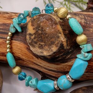 Turkusowa bransoletka na drucie pamięciowym z dużymi i nieregularnymi koralikami, złotymi kuleczkami oraz przekładkami z cyrkoniami, biżuteria handmade