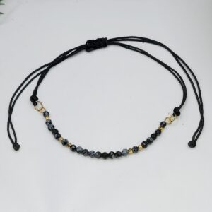 Bransoletka na czarnym sznureczku ze śnieżnym obsydianem 3 mm, 21 koralików z obsydianu, złote kosteczki 2 mm, regulowana bransoletka ochronna