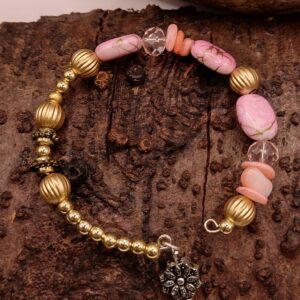 Różowo złota bransoletka na drucie pamięciowym z dekoracyjnymi koralikami i złotymi przekładkami, biżuteria handmade