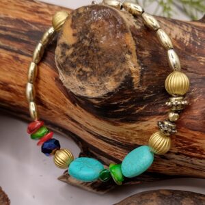 Bransoletka turkusowa na drucie pamięciowym z złotymi koralikami, muszlowymi kamyczkami i dużymi złotymi okrągłymi detalami.