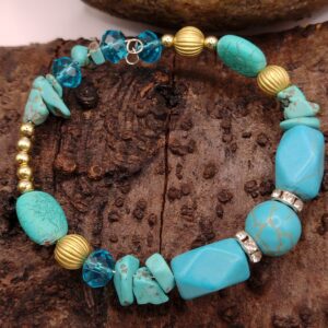 Turkusowa bransoletka na drucie pamięciowym z dużymi i nieregularnymi koralikami, złotymi kuleczkami oraz przekładkami z cyrkoniami, biżuteria handmade