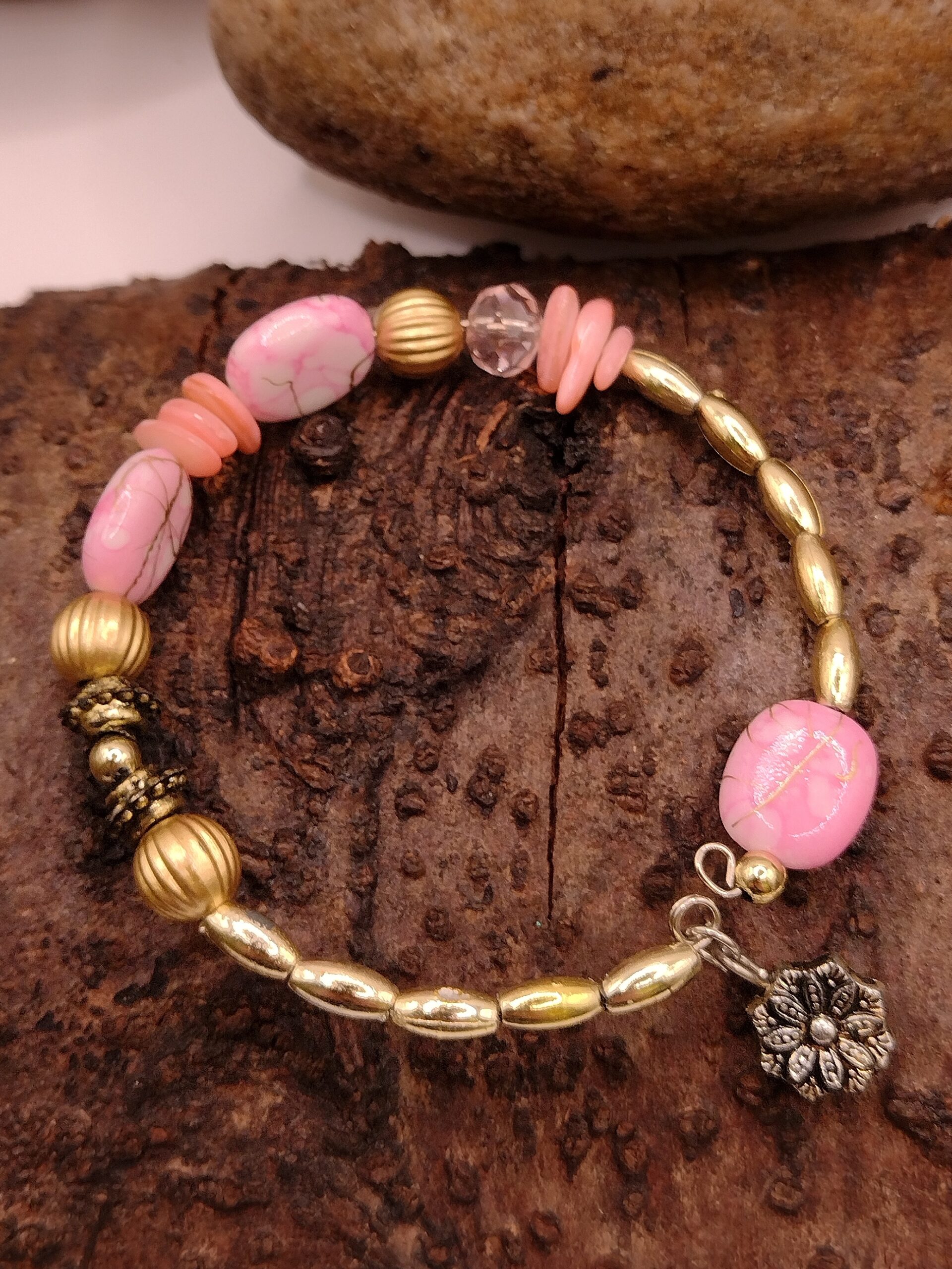 Bransoletka na drucie pamięciowym z dekoracyjnymi koralikami i złotymi przekładkami, biżuteria handmade