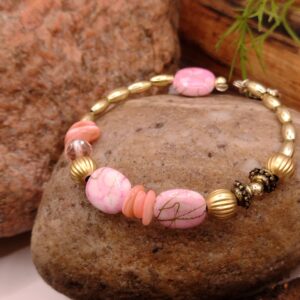 Bransoletka na drucie pamięciowym z dekoracyjnymi koralikami i złotymi przekładkami, biżuteria handmade