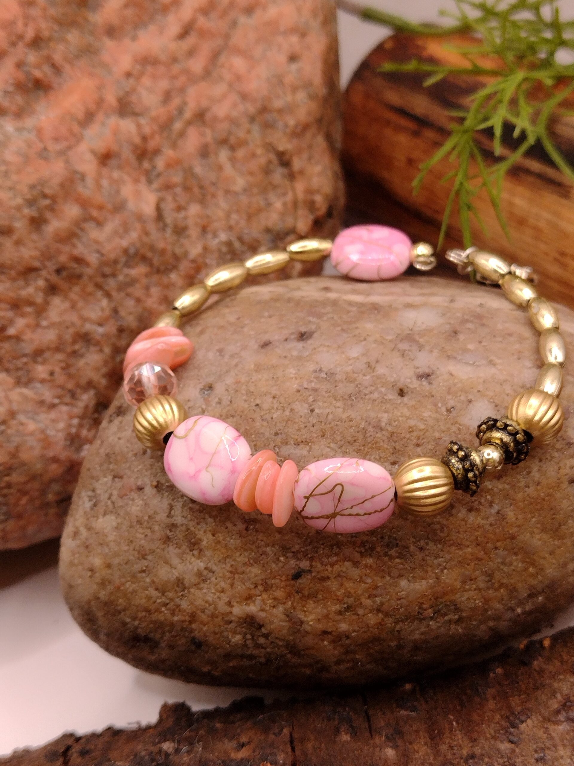 Bransoletka na drucie pamięciowym z dekoracyjnymi koralikami i złotymi przekładkami, biżuteria handmade