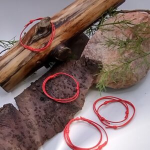 Czerwona bransoletka ochronna z woskowanego sznurka, minimalistyczna, regulowana, bez dodatków