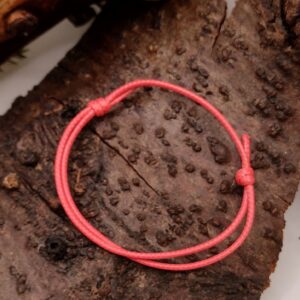 Czerwona bransoletka ochronna z woskowanego sznurka, minimalistyczna, regulowana, bez dodatków