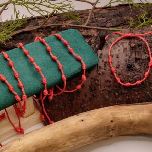 Czerwona bransoletka ochronna z woskowanego sznurka, minimalistyczna, regulowana, bez dodatków