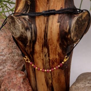 Bransoletka z czerwonego chalcedonu z złotymi przekładkami na czarnym regulowanym sznureczku