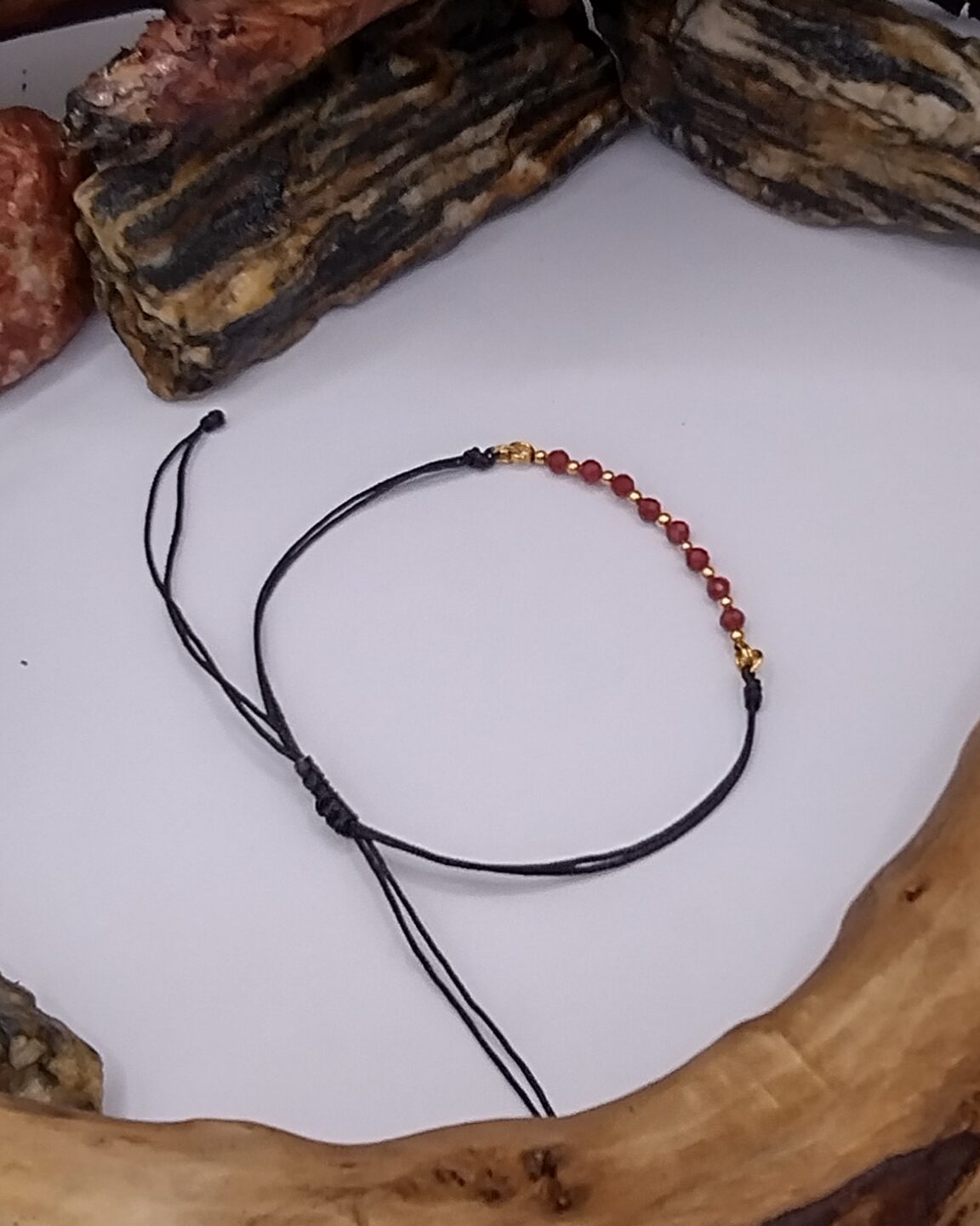 Bransoletka z czerwonego chalcedonu z złotymi przekładkami na czarnym regulowanym sznureczku