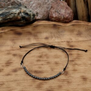 Bransoletka z hematytu 4 mm na czarnym regulowanym sznureczku z 21 koralikami