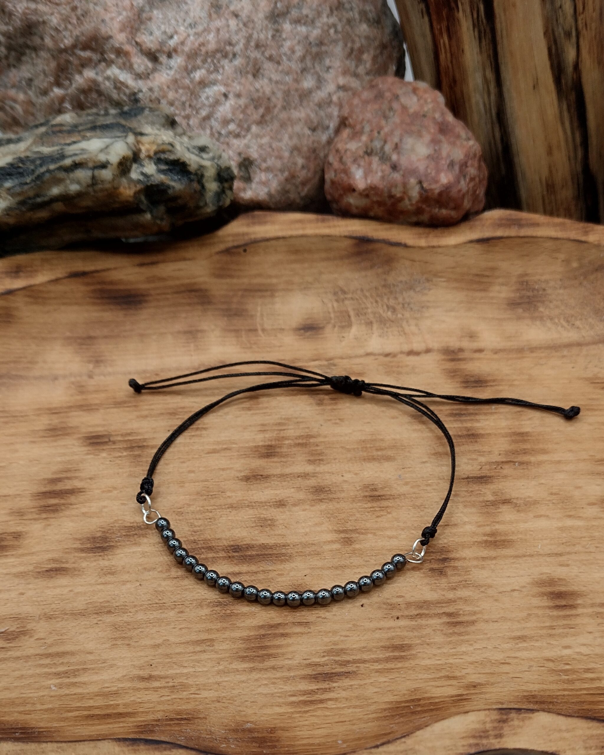 Bransoletka z hematytu 4 mm na czarnym regulowanym sznureczku z 21 koralikami
