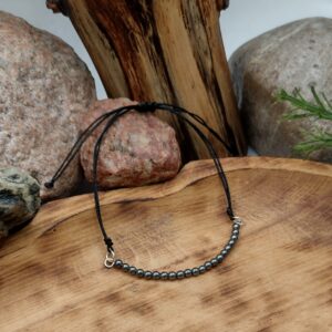 Bransoletka z hematytu 4 mm na czarnym regulowanym sznureczku z 21 koralikami