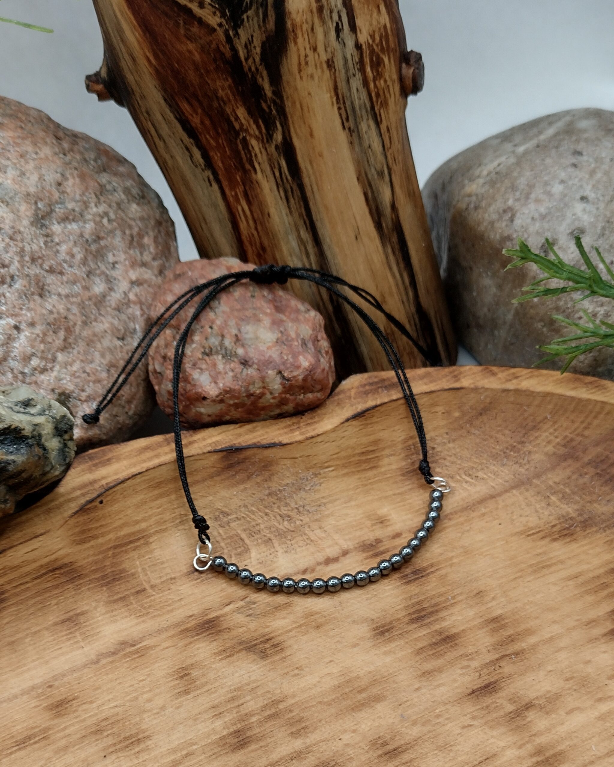 Bransoletka z hematytu 4 mm na czarnym regulowanym sznureczku z 21 koralikami