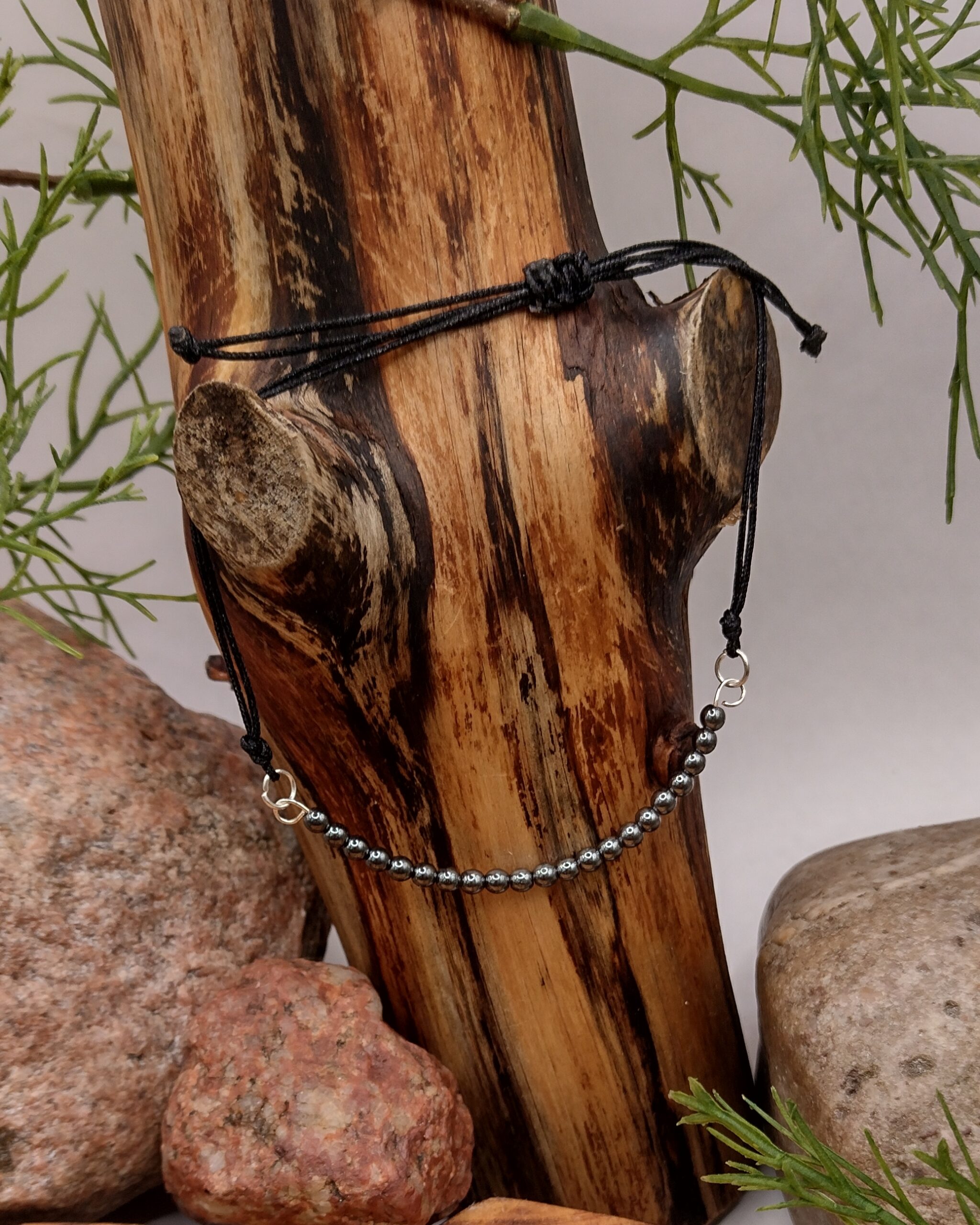 Bransoletka z hematytu 4 mm na czarnym regulowanym sznureczku z 21 koralikami