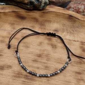 Bransoletka z hematytu 4 mm z srebrnymi kuleczkami na czarnym regulowanym sznureczku