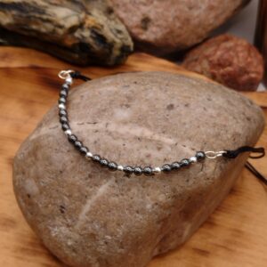 Bransoletka z hematytu 4 mm z srebrnymi kuleczkami na czarnym regulowanym sznureczku