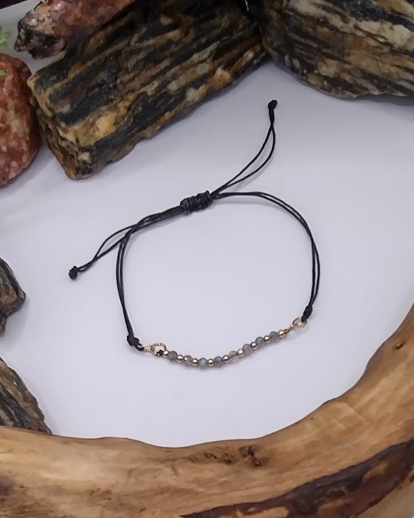 Bransoletka z Labradorytem i złotymi kuleczkami na czarnym sznureczku