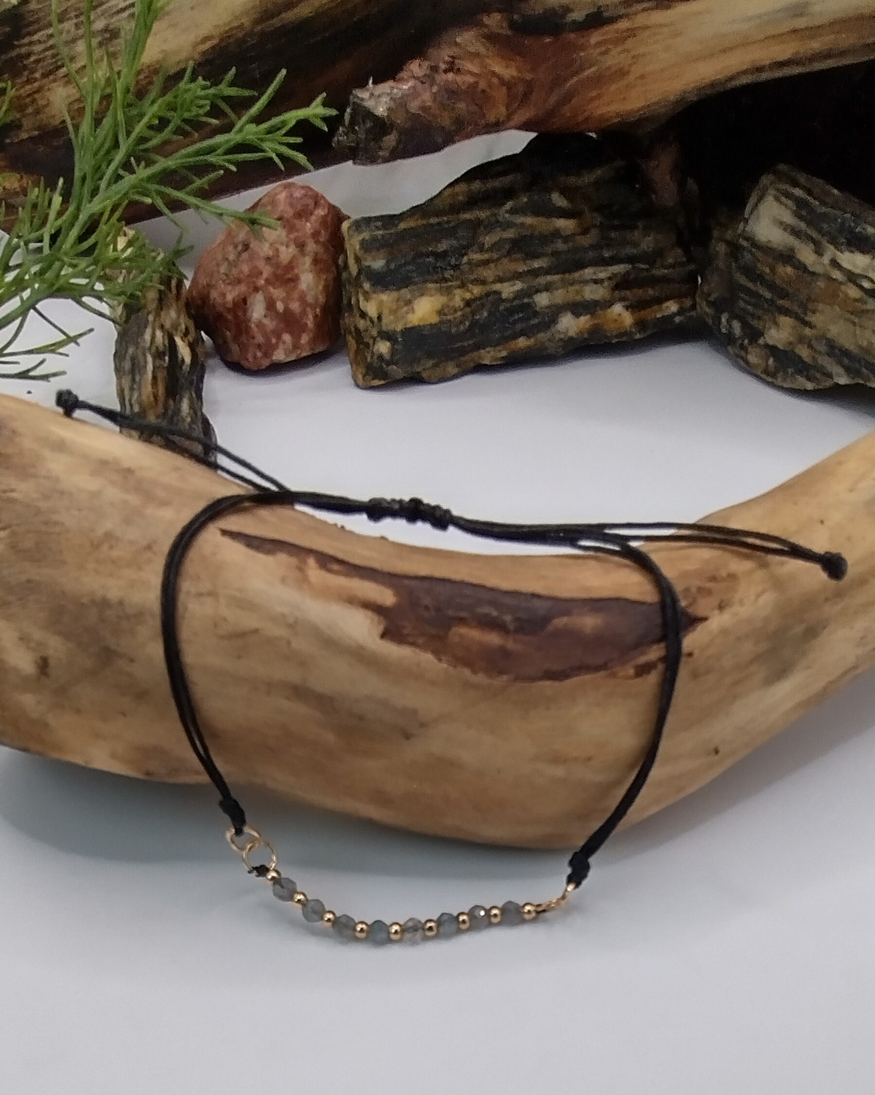 Bransoletka z hematytu, obsydianu śnieżnego i labradorytu na srebrnym drucie pamięciowym