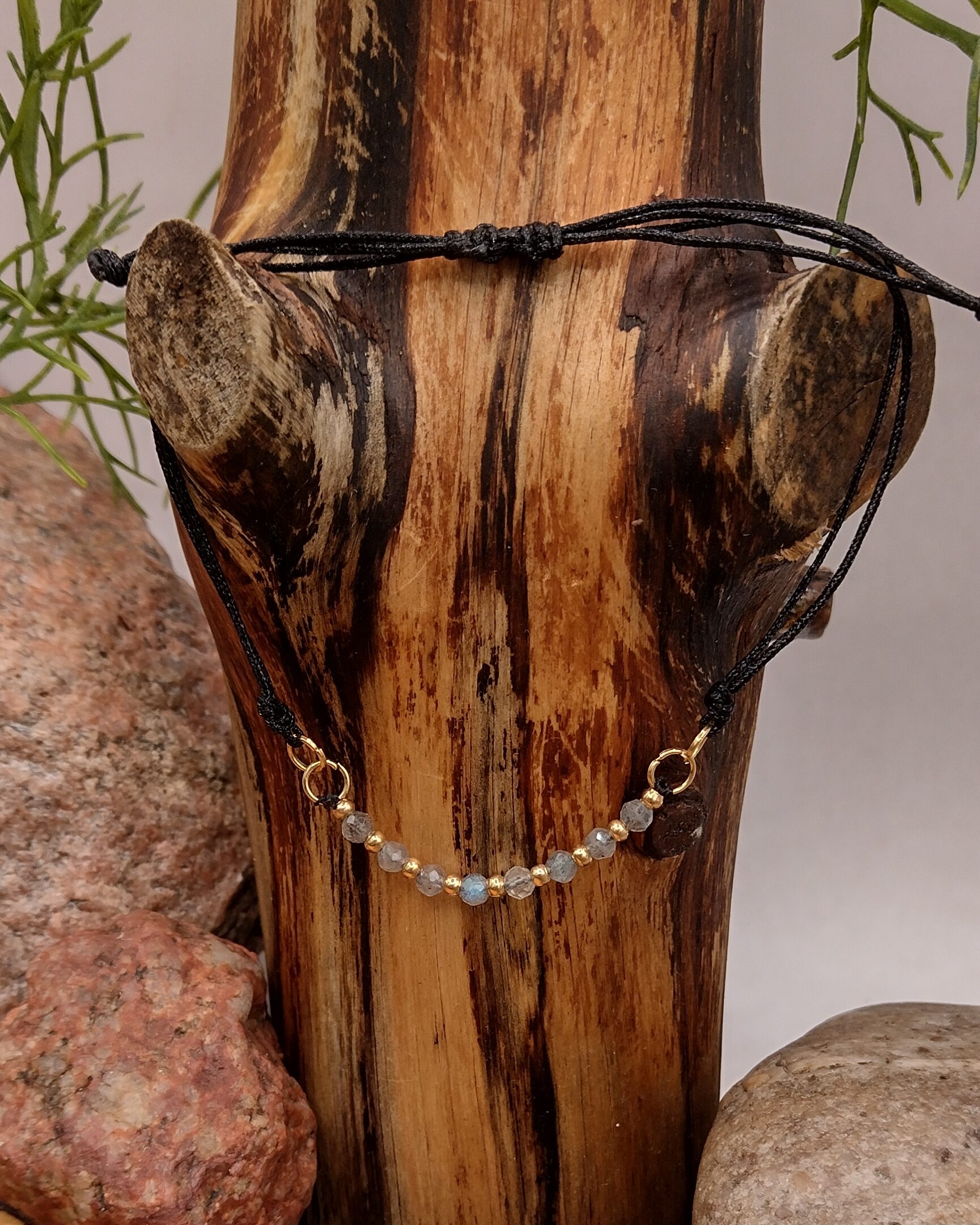 Bransoletka z hematytu, obsydianu śnieżnego i labradorytu na srebrnym drucie pamięciowym