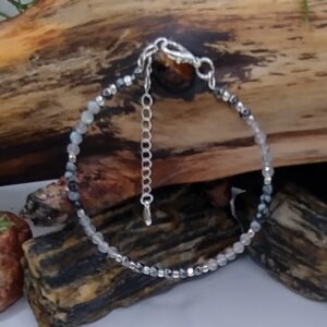 Bransoletka z hematytu, obsydianu śnieżnego i labradorytu na srebrnym drucie pamięciowym