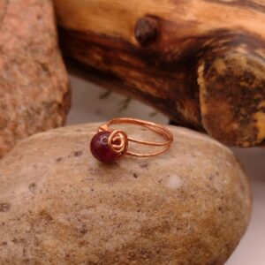 Delikatny miedziany pierścionek z naturalnym amarantowym tygrysim okiem i spiralnym detalem, biżuteria z kamieni naturalnych