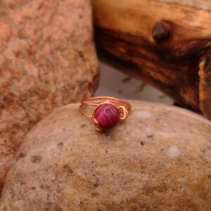 Delikatny miedziany pierścionek z naturalnym amarantowym tygrysim okiem i spiralnym detalem, biżuteria z kamieni naturalnych