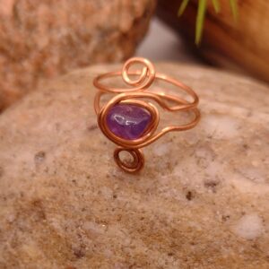 Miedziany pierścionek z naturalnym nieregularnym ametystem, ręcznie wykonana biżuteria z kamieni naturalnych