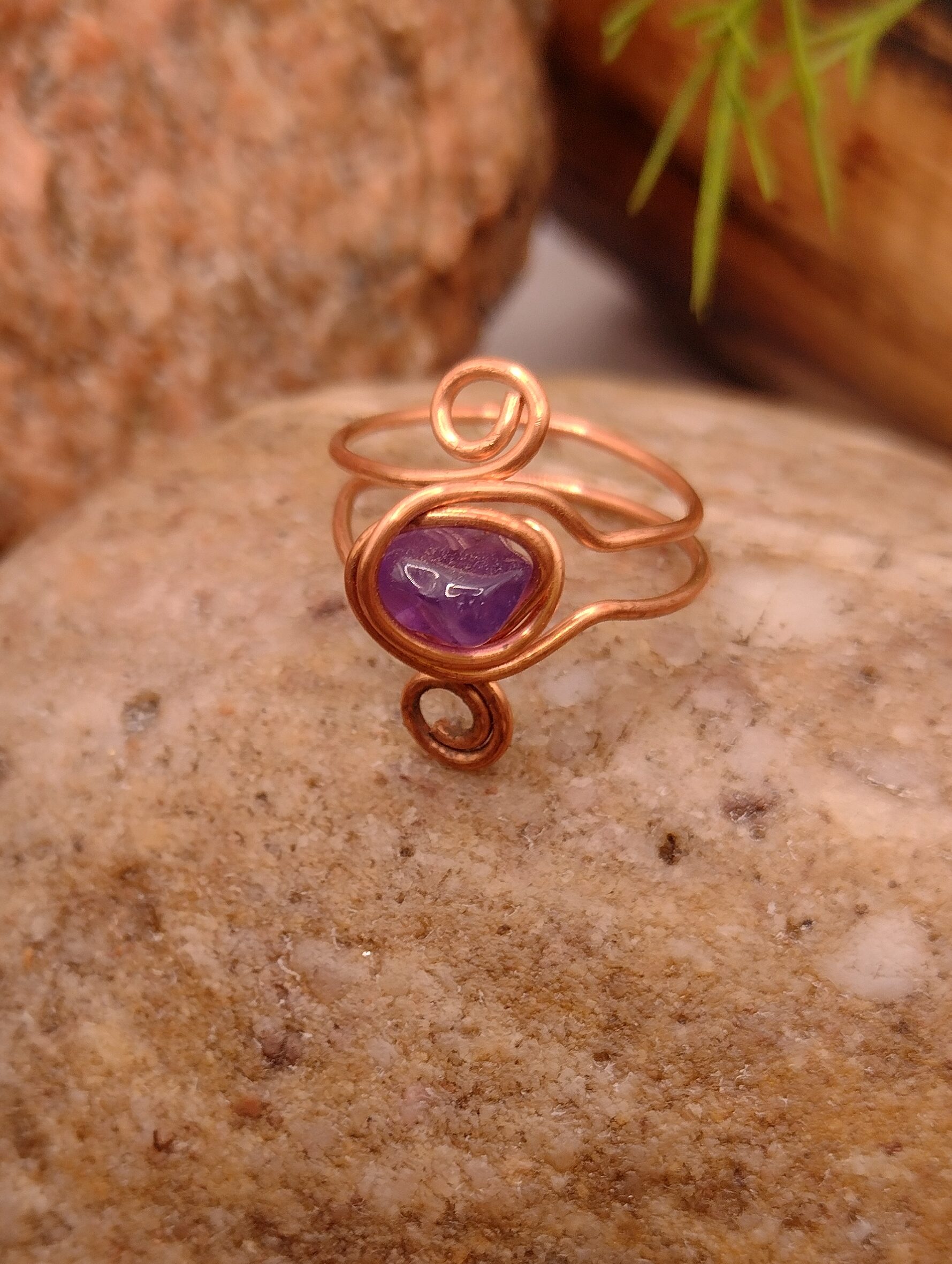 Miedziany pierścionek z naturalnym nieregularnym ametystem, ręcznie wykonana biżuteria z kamieni naturalnych