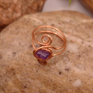 Miedziany pierścionek z naturalnym nieregularnym ametystem, ręcznie wykonana biżuteria z kamieni naturalnych
