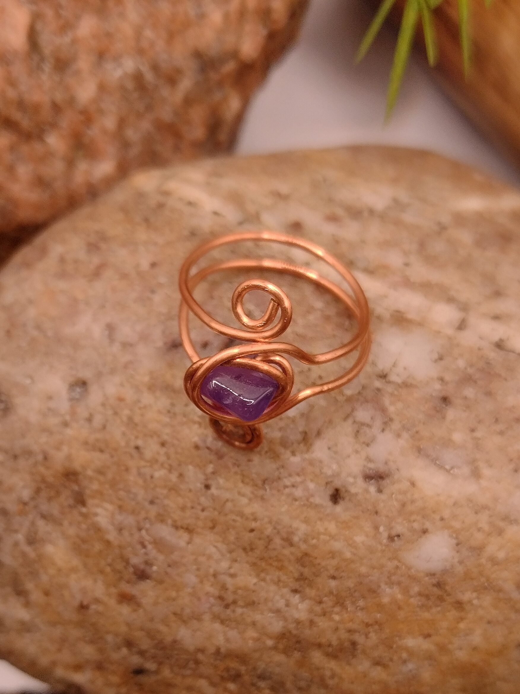 Miedziany pierścionek z naturalnym nieregularnym ametystem, ręcznie wykonana biżuteria z kamieni naturalnych