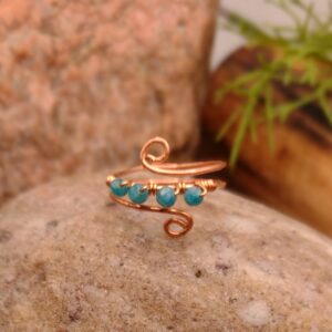 Miedziany pierścionek z naturalnymi koralikami niebieskiego apatytu, regulowany, ręcznie wykonany.