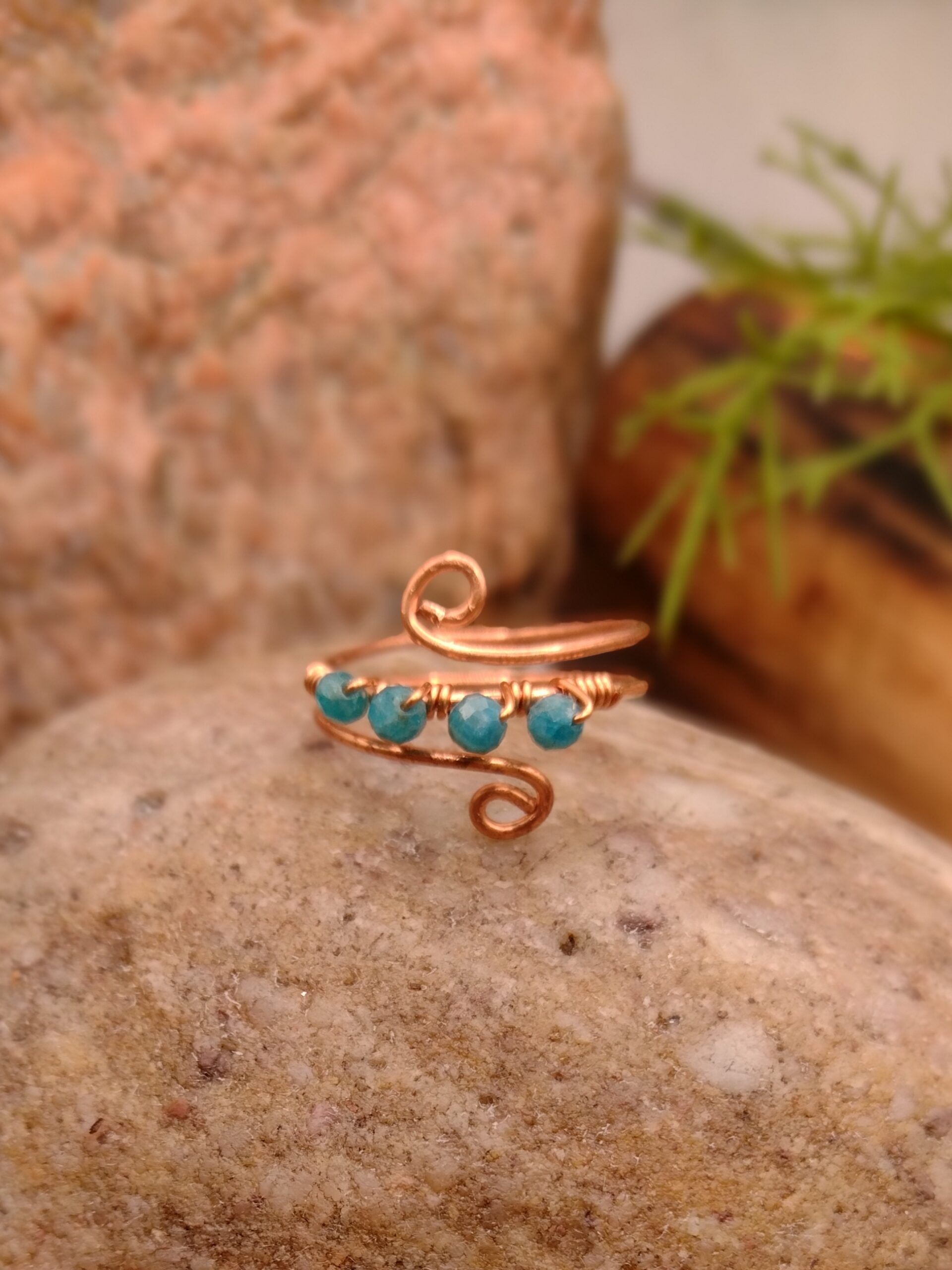 Miedziany pierścionek z naturalnymi koralikami niebieskiego apatytu, regulowany, ręcznie wykonany.