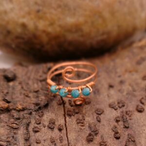 Miedziany pierścionek z naturalnymi koralikami niebieskiego apatytu, regulowany, ręcznie wykonany.