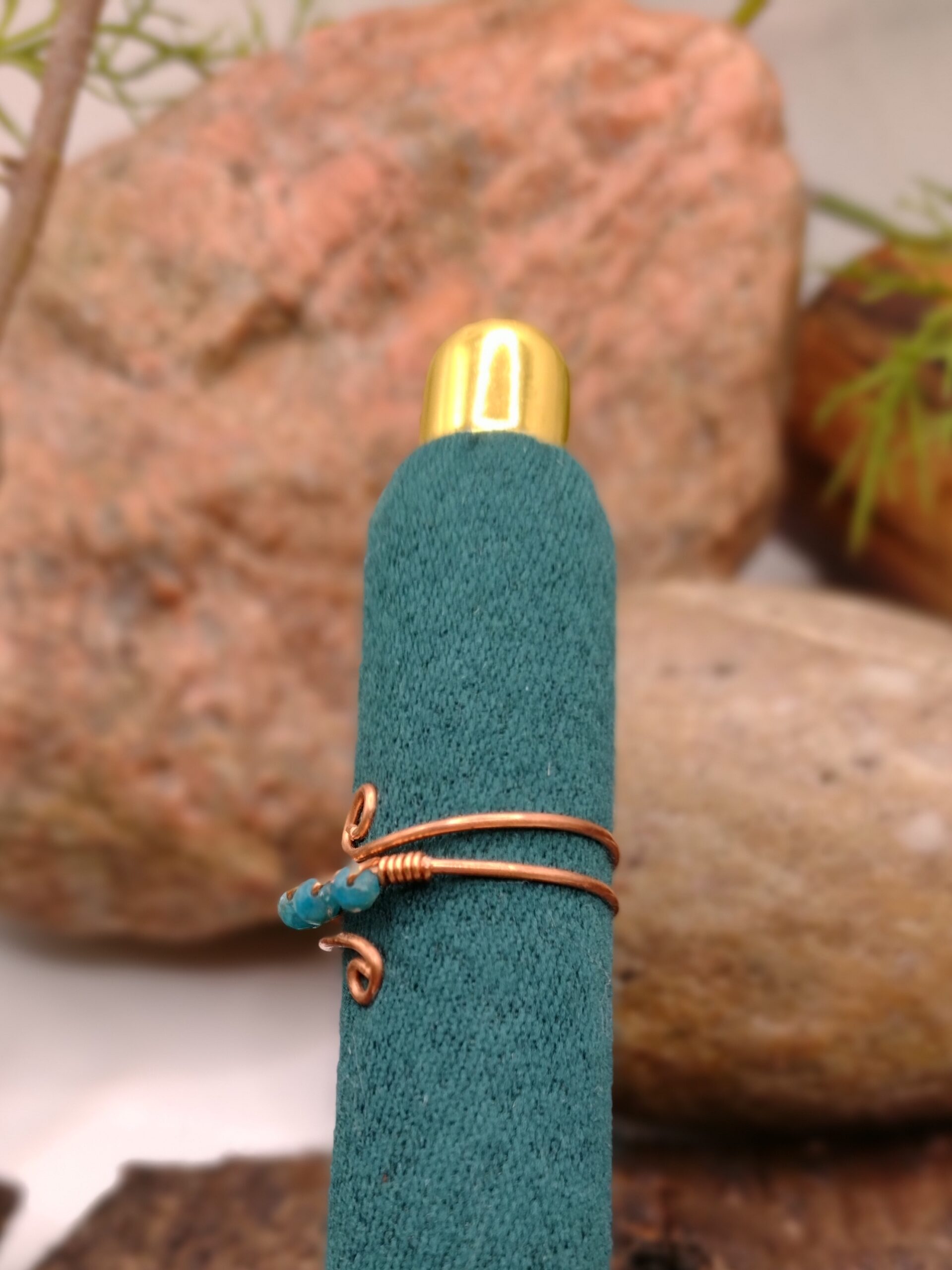 Miedziany pierścionek z naturalnymi koralikami niebieskiego apatytu, regulowany, ręcznie wykonany.