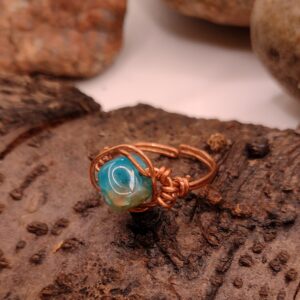 Miedziany pierścionek z naturalnym niebieskim apatytem o nieregularnej formie, biżuteria z kamieni naturalnych