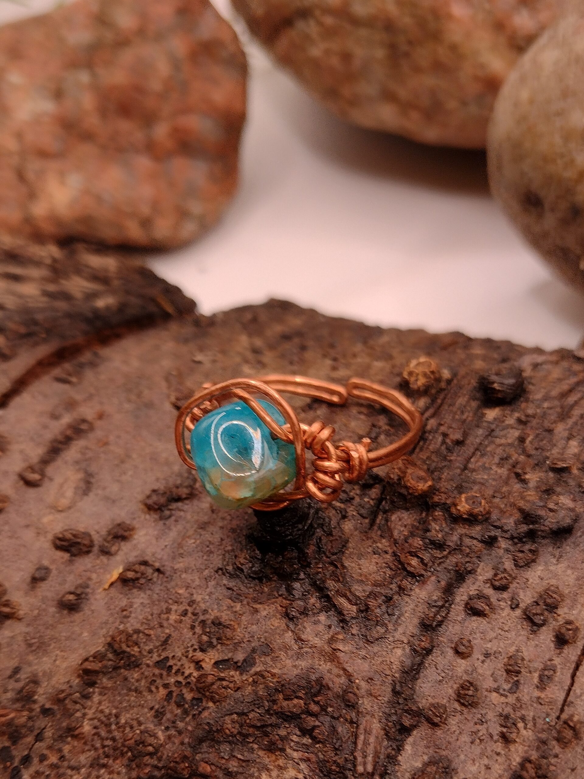 Miedziany pierścionek z naturalnym niebieskim apatytem o nieregularnej formie, biżuteria z kamieni naturalnych