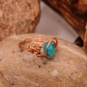 Miedziany pierścionek z naturalnym niebieskim apatytem o nieregularnej formie, biżuteria z kamieni naturalnych