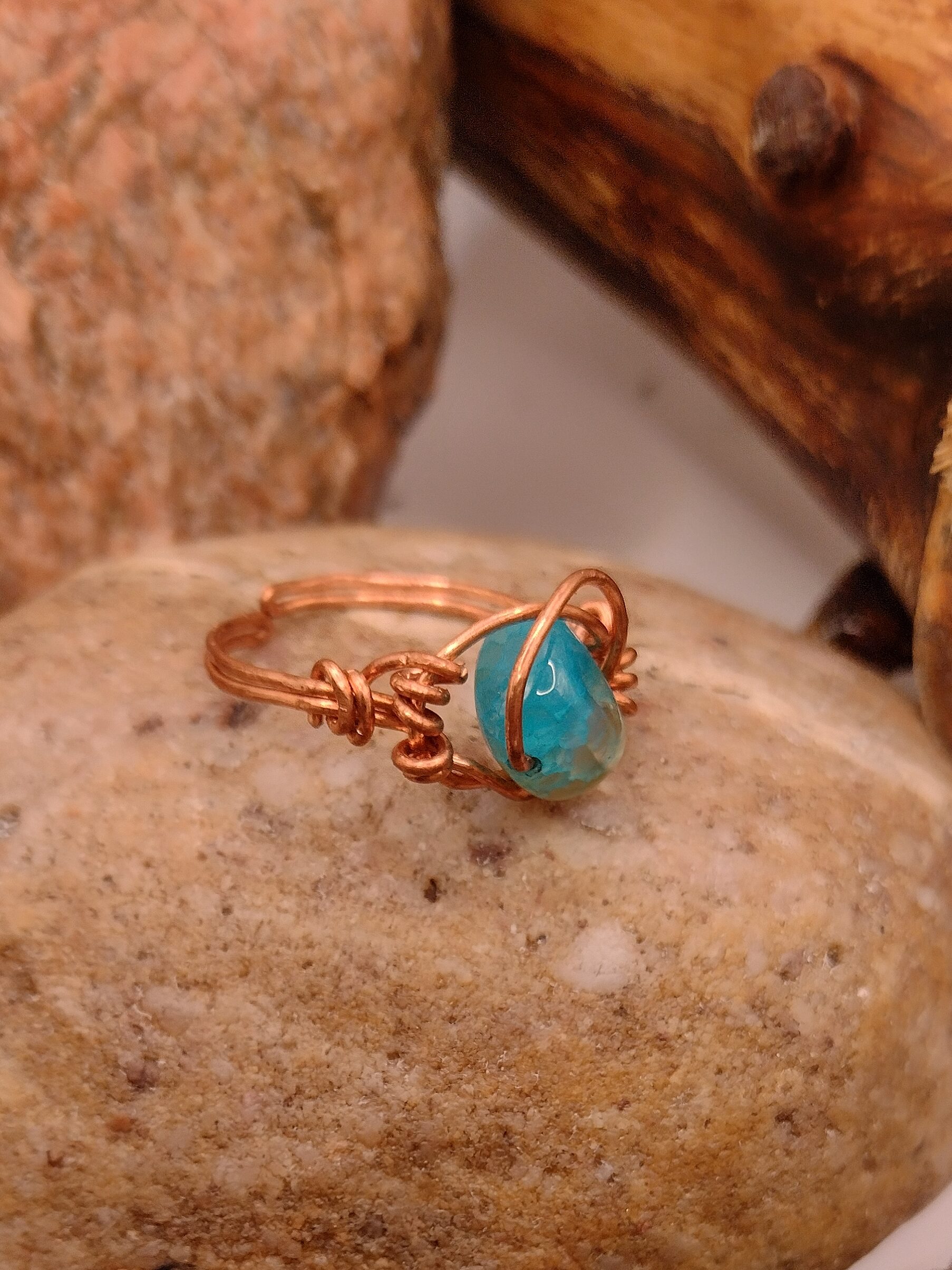 Miedziany pierścionek z naturalnym niebieskim apatytem o nieregularnej formie, biżuteria z kamieni naturalnych