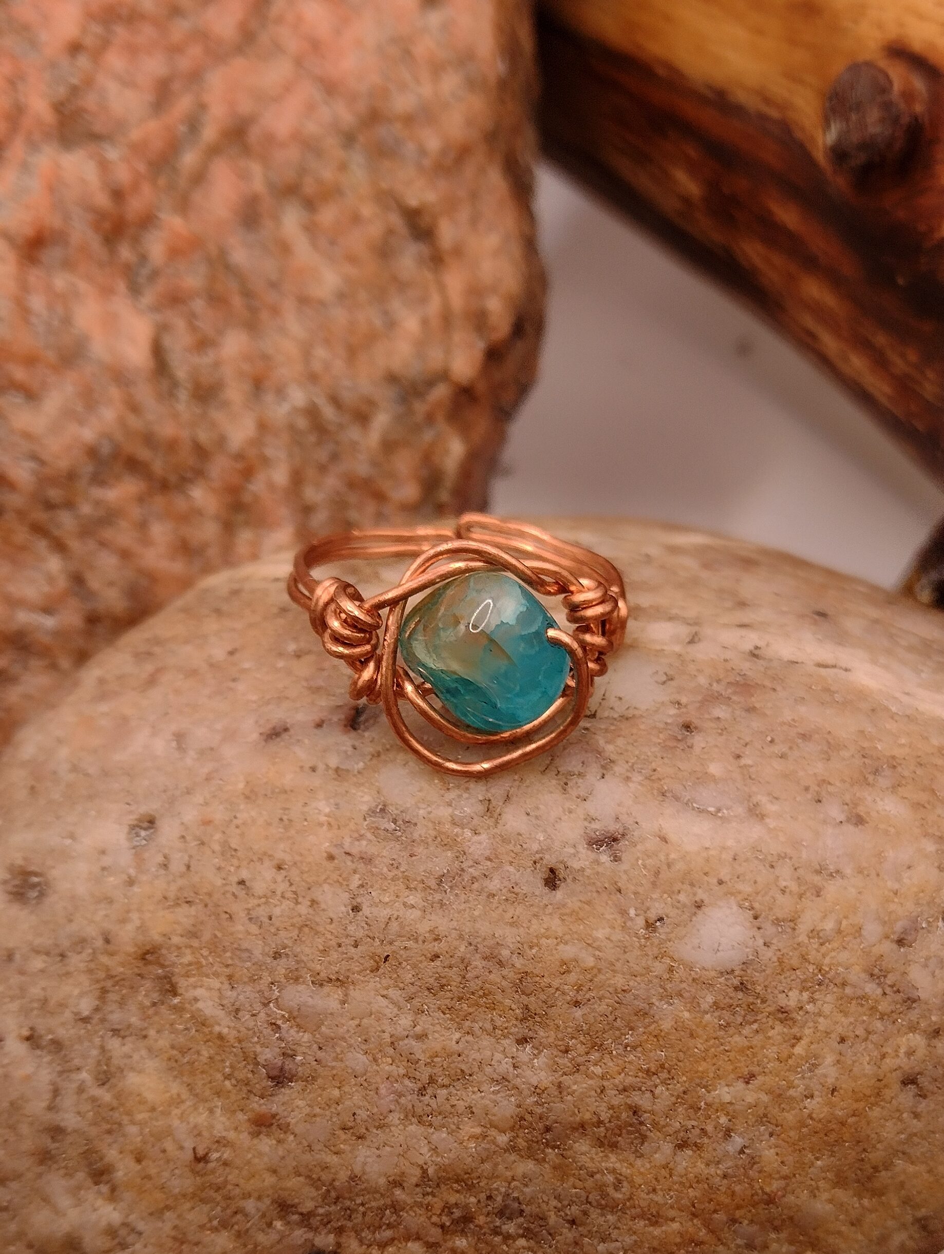Miedziany pierścionek z naturalnym niebieskim apatytem o nieregularnej formie, biżuteria z kamieni naturalnych