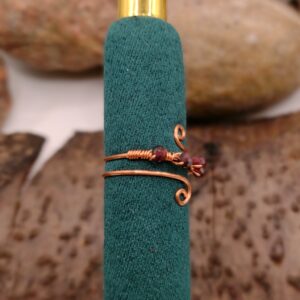 Miedziany pierścionek z naturalnymi koralikami granatu, regulowany, ręcznie wykonany.