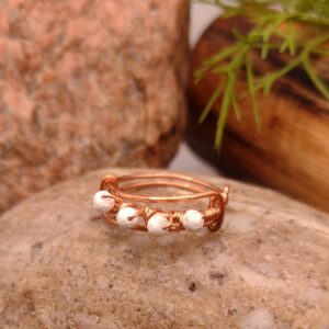 Delikatny miedziany pierścionek z czterema białymi koralikami howlitu, minimalistyczna biżuteria z kamieni naturalnych