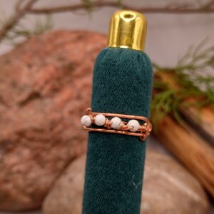 Delikatny miedziany pierścionek z czterema białymi koralikami howlitu, minimalistyczna biżuteria z kamieni naturalnych