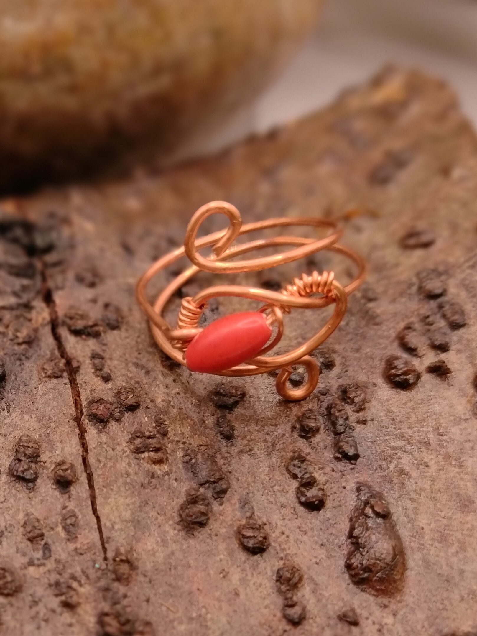 Miedziany pierścionek z naturalnym koralem w kształcie ryżu, ręcznie wykonana biżuteria z kamieni naturalnych