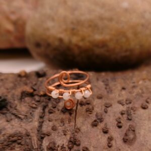 Miedziany pierścionek z naturalnymi kryształkami górskimi, regulowany, ręcznie wykonany