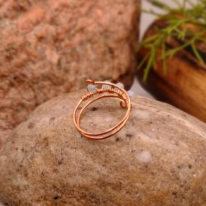 Delikatny miedziany pierścionek z czterema naturalnymi opalami o niebieskiej poświacie, regulowany, ręcznie wykonany.