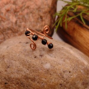 Miedziany pierścionek z naturalnymi koralikami turmalinu, regulowany, ręcznie wykonany