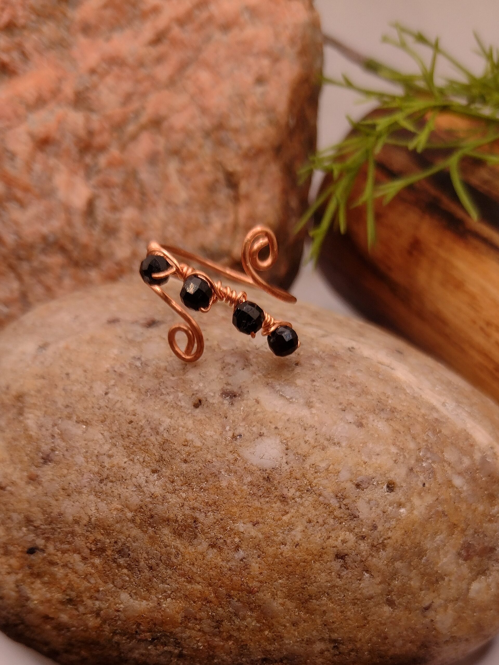 Miedziany pierścionek z naturalnymi koralikami turmalinu, regulowany, ręcznie wykonany