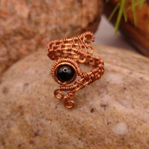 Miedziany pierścionek z naturalnym czarnym turmalinem, ręcznie wykonana biżuteria z kamieni naturalnych