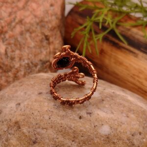 Miedziany pierścionek z naturalnym czarnym turmalinem, ręcznie wykonana biżuteria z kamieni naturalnych